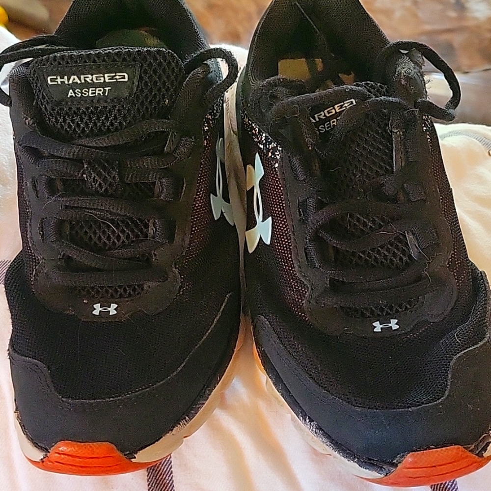 Womens Under Armour Tennis shoes size 6.5